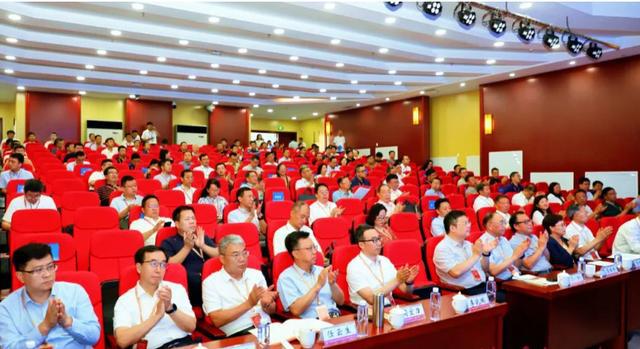 龙软科技受邀出席中国煤炭教育协会年会并颁发2024年龙软科技奖学金(图2) 龙软科技受邀出席中国煤炭教育协会年会并颁发2024年龙软科技奖学金(图2)